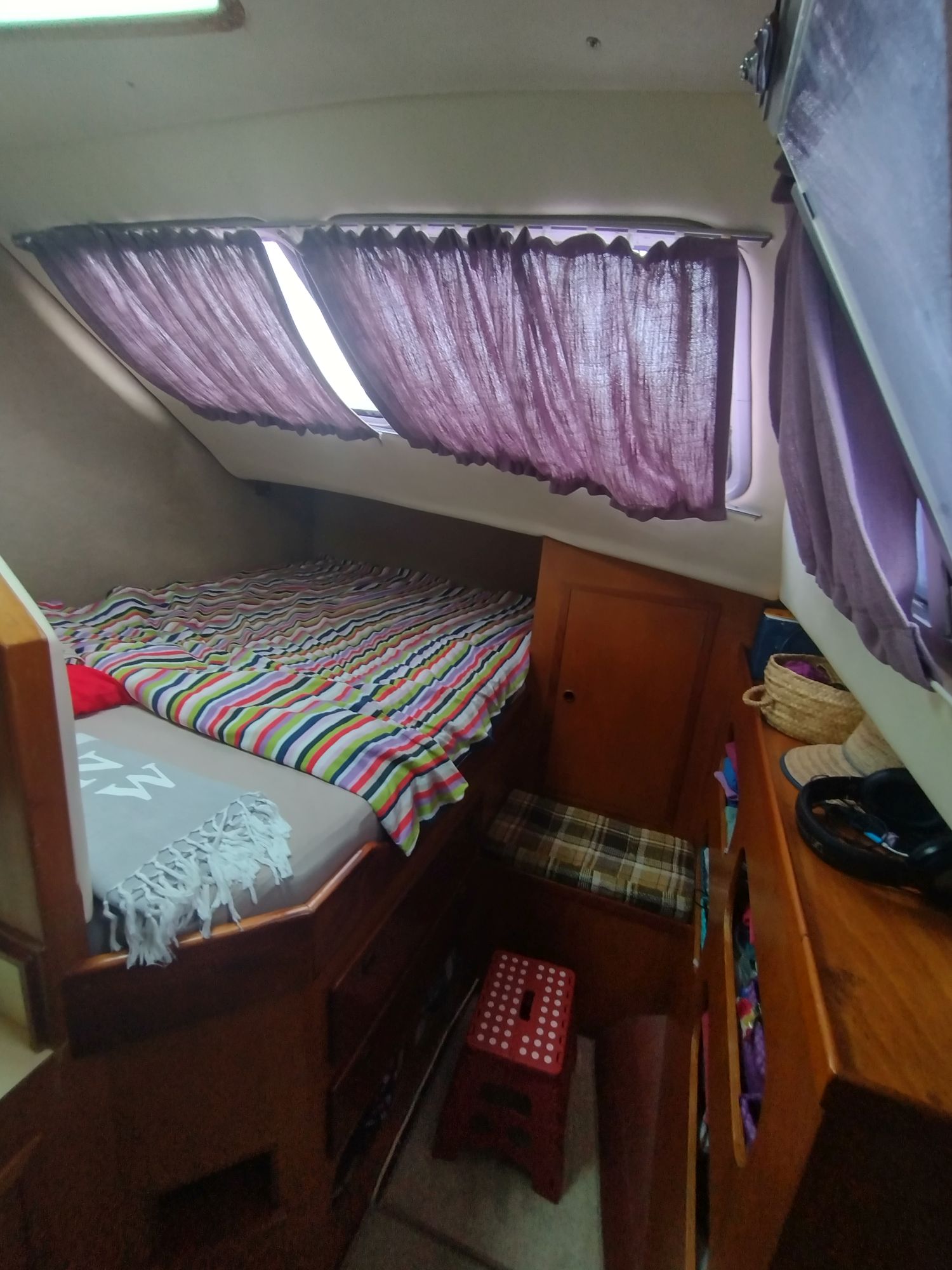 Steuerbordkabine mit großen Fenstern, Schrank und Fächern